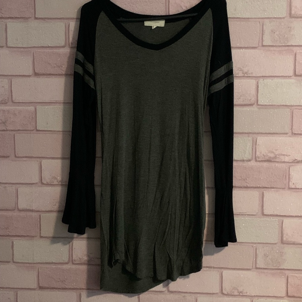 NO COMMENT BASEBALL TEE WITH SLANTED HEM- SUPER CUTE!